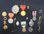 France Lot de 4 décorations, insignes militaires, breloques et de...