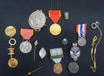 France Lot de 4 décorations, insignes militaires, breloques et de...