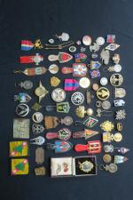 Lot de 22 insignes militaires, 8 décorations (SR), 4 insignes...