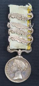 Grande-Bretagne Médaille de Crimée. Argent, ruban, 4 agrafes Inkermann, Balaclava,...