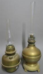 Deux lampes à pétroles en laiton avec leurs verres, l'une...