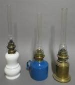Trois lampes à pétrole avec leurs verres : une en...