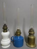 Trois lampes à pétrole avec leurs verres : une en...