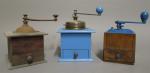 Trois moulins à café en bois et métal laqué bleu....