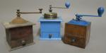 Trois moulins à café en bois et métal laqué bleu....