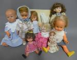 Lot de sept poupées modernes en plastique, en peluche et...