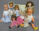 Lot de sept poupées modernes en plastique, en peluche et...