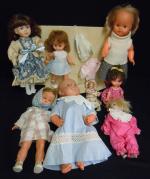 Lot de huit poupées modernes en plastique dont une PETITCOLLIN...