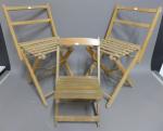 Trois chaises pliantes d'enfant en bois naturel. Haut : 46...