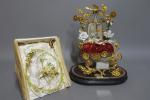 Couronne et bouquet de mariés en métal doré à décor...