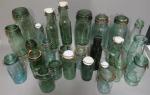 Collection de vingt-six bouteilles à conserve en verre moulé teinté,...