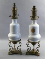 11 - Paire de lampes à pétrole en porcelaine blanche,...