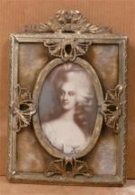22 - Miniature ovale représentant une jeune femme, dans un...
