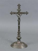 24 - Crucifix de chevet en bronze argenté gravé, ép....