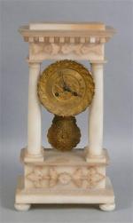 58-Pendule portique d'époque Restauration en albâtre à décor de frises...