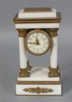 65 - Pendulette portique de style Louis XVI en marbre...