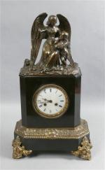 67 - Pendule d'époque Louis-Philippe en marbre noir et bronze...