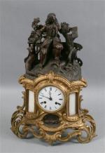74 - Pendule Napoléon III en régule patiné et doré...
