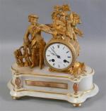 76 - Pendule Napoléon III en régule doré et socle...