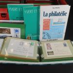 1 caisse avec littérature philatéliques et 14 classeurs  France...