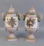100 - Paire de vases couverts sur piédouche en céramique...