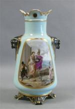 108 - Vase d'époque Napoléon III en porcelaine à décor...