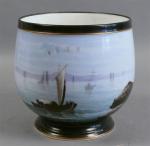 109 - Cache-pot en porcelaine à décor peint d'une marine,...