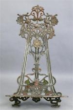 134 - Porte-livre en fonte à décor floral partiellement polychrome,...
