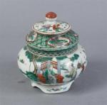 164 - CHINE : Sucrier couvert en porcelaine à décor...