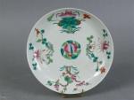 165 - CHINE : Assiette en porcelaine à décor polychrome...