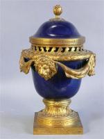 Vase pot-pourri sur piédouche de style Louis XVI en porcelaine...