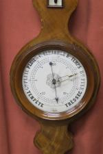 Baromètre-thermomètre d'époque Napoléon III en placage d'acajou à filets, signé...