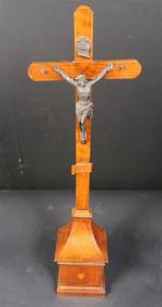 Croix d'autel en noyer à filets et marqueté d'un Sacré...