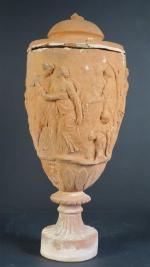 Grand vase-urne couvert en terre cuite à décor de personnages...