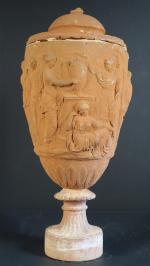 Grand vase-urne couvert en terre cuite à décor de personnages...