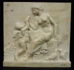 Bas-relief en marbre de Carrare à décor de Vénus disputant...