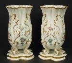 PARIS : Paire de vases quadrilobés d'époque Restauration en porcelaine...