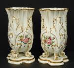 PARIS : Paire de vases quadrilobés d'époque Restauration en porcelaine...