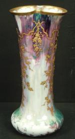 DRESDE : Vase en porcelaine à col bilobé et à...