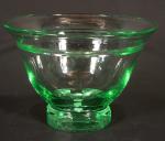 DAUM NANCY : Coupe évasée en cristal vert sur base...