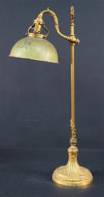 Lampe de bureau de style Louis XVI en bronze doré,...