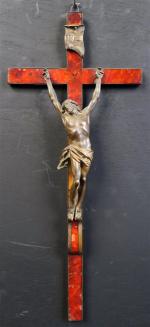 Christ en bronze anciennement doré sur Croix en placage d'écaille...