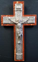 Christ en métal argenté repoussé sur une Croix en bois...