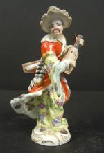 SAXE : Sujet en porcelaine polychrome représentant un Chinois jouant...