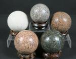 Cinq boules en marbre. Diam : 10 cm