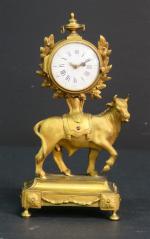 Pendulette dite "au taureau" en bronze doré d'époque Louis XVI,...