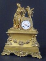 Pendule d'époque Romantique en bronze doré à décor d'une jeune...