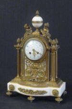 Pendule borne de style Louis XVI en bronze doré et...