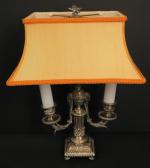 Lampe à deux bras de lumière de style Louis XVI...