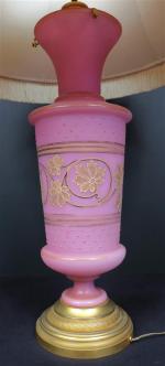 Lampe en opaline rose à décor émaillé de fleurs, base...